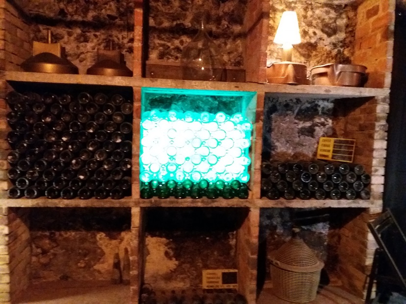 Photo Cave bouteilles illuminées