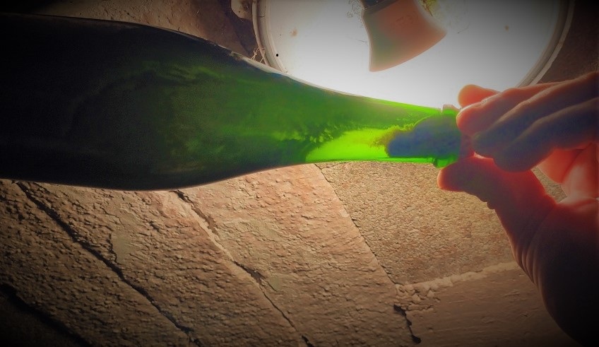 pétillement dans un verre vue du dessus